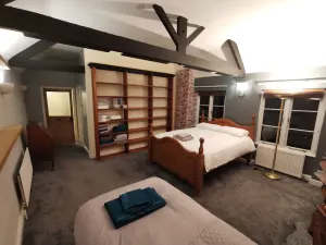 Image of Huge 6-bed Apartment in Darlington Centre