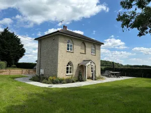 Image of CROWS HALL IS AN IDYLLIC RETREAT IN BEAUTIFUL COUNTRYSIDE AN HOUR FROM LONDON.