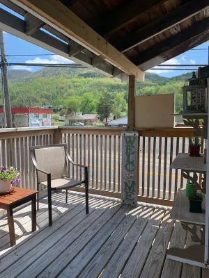 Image of Lou's Loft of Hampton, TN