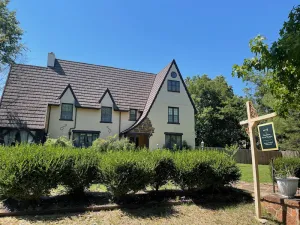 Image of 1935 Muskogee English Tudor Home – 3rd Floor PassionFruit Room