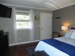 Image of Apostle Is.'s gateway\/next scenic marinas\/fireplace\/jacuzzi\/corner w 4 windows