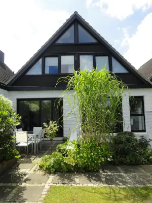Image of Beach and sea(h)r in a vacation home with garden close to the beach at Schilksee⛵️