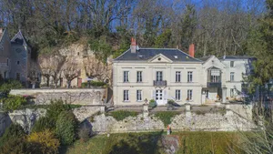 Image of Manoir de la Salle du Roc - Constance suite King size bed.