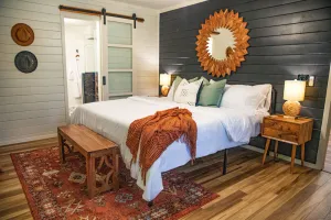 Image of Location! Quant, Cozy & Stylish 2 Br\/2Ba