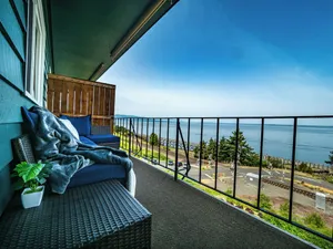 Image of Boho Jungle- Top Floor Waterfront Apt with Stunning Bay View!
