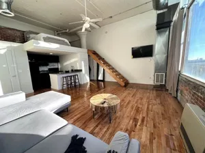 Image of Open Loft w\/Water Bridge View 2mins to Dwntn