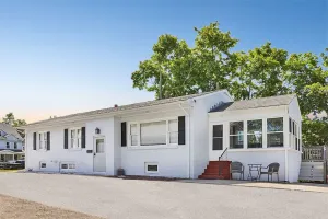 Image of THE SEA BREEZE OCEAN BEACH HOUSE: 6 QUEEN BEDS