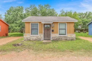 Image of NEW! Golden Cottage - .5 Miles from TAMU's KYLE FIELD!