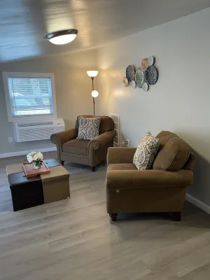 Image of Cozy newly renovated 2 bedroom bungalow--centrally located!