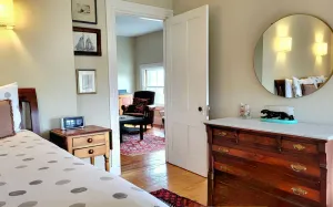 Image of Right on Broadway - Sunny, Private Apartment