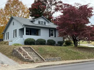 Image of Charming 4 bedroom - 5 minute walk to downtown! (Dog friendly)