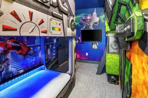 Image of Poppy's Palace | Luxe BRs, Grand LR\/DR, Robot Theme BR & Pool - Near Universal