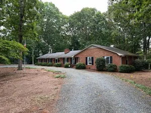 Image of Cheerful 5 bedroom 3.5 bath very spacious home.