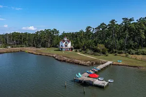 Image of Beacon Bay Getaway: Private pier\/large yard\/King\/Kayaks\/SUP
