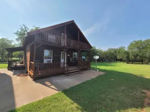 Image of Secluded Lodge on 55 acres with stock pond in Childress, Texas. Lots of wildlife