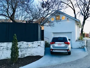 Image of Urban Garden Oasis: Guest House Studio with Private Garage