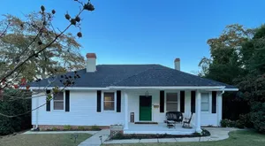 Image of Cute and Convenient Summerville Cottage