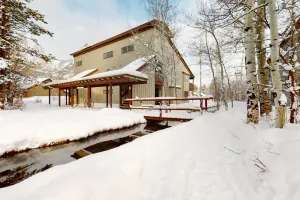 Image of Lovely home with well-equipped kitchen & back deck - walk to shopping & dining