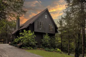 Image of 4 season private lakefront rental - perfect city escape\/ lakefront oasis