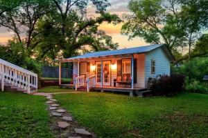 Image of NEW - Adorable Cottage w\/ Full Kitchen\/ Free Tandem Bike