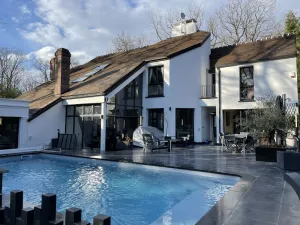 Image of villa with swimming pool at the gates of Paris