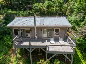 Image of Touch of Grey - Riverfront home, pet friendly, near Boone and West Jefferson