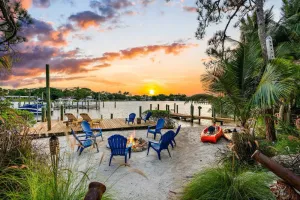 Image of THE RIVER HOUSE, 21 Foot Boston Whaler Included