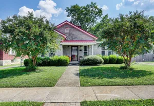 Image of Stone Cottage near the downtown square of Fayetteville TN