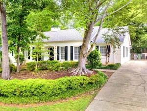 Image of Modern\/Rustic style Ranch in South CLT w King en Suite, Fenced In, Large Deck!