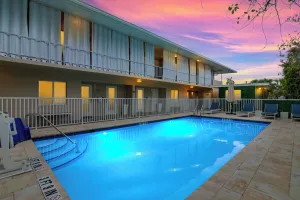 Image of Tropical Oasis 809