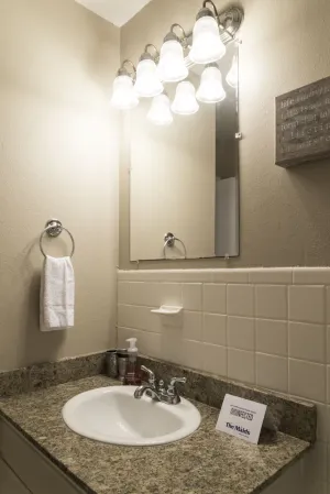 Image of 2 Bedroom 1 Bathroom Comfortable Furnished Home<br>10847 E fuller Pl