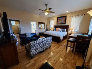 Image of Gorgeous private suite in ranch home with full kitchen\/laundry and Jacuzzi tub!