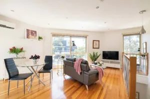Image of Design/bright/cosy townhouse between airport &city