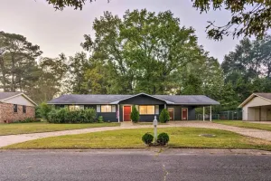 Image of Cheerful 3 BR 2BA Home in Great Neighborhood!
