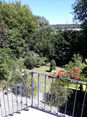 Image of L'escale Arquaise, The house with a flower garden
