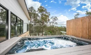 Image of Glamour in Gisborne - with spa!