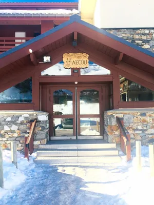 Image of APARTMENT sleeps 4. TRACK FEET. Departure and return to ski. Studio cabin.