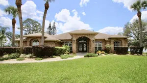 Image of PRIVATE OASIS! CLEAN 4 BEDROOM, LAKE VIEW HOME!