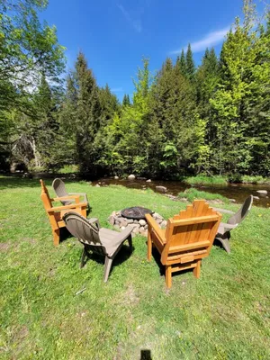 Image of Vermont cabin on a brook close to White Mountains
