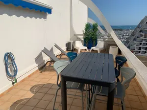 Image of Studio climatisé avec grande terrasse et parking privé, proche plage et commerces - FR-1-716-60
