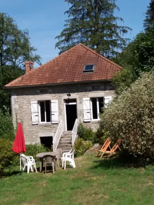 Image of house in the middle of nature