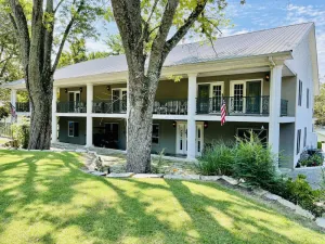 Image of Enjoy Lake Daze w\/ this Townhome steps from Marina
