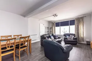 Image of 4BR Sleeps 10 Near City Centre