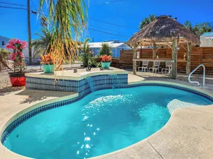 Image of Happy Daze updated 3bed\/2bath single family with private pool (no dockage)