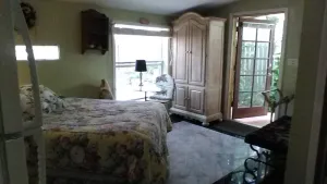 Image of Cozy secluded cottage in center of town