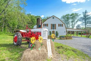 Image of Cozy barn-house retreat w\/hot tub 20 minutes to Nashville