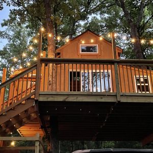 Image of Eagle Crest Treehouse with lake view.