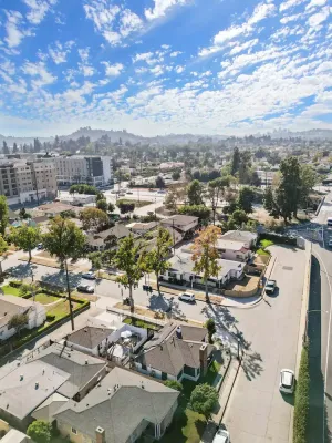 Image of Entire 2 bedroom home -15 minutes to DTLA