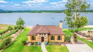 Image of Casa de Coco- Spanish villa w\/hot tub on the Arkansas River