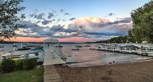 Image of Beautiful Updated Home 2min from lake…5 stars!  LIC STR22-00015